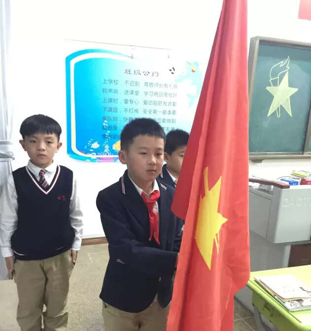 領(lǐng)巾飄揚心向黨，小小隊員來競選！