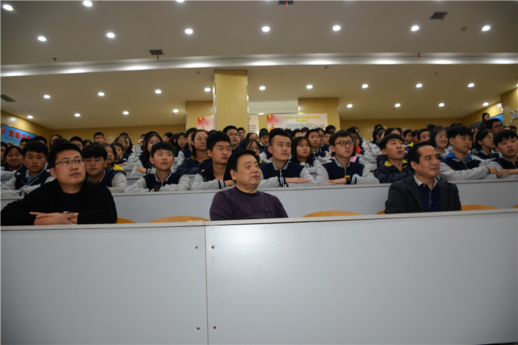 以和為貴，“諧”手前行