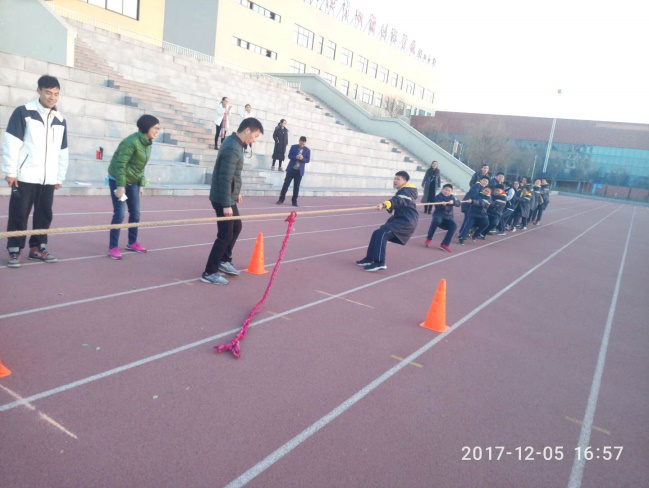 團(tuán)結(jié)一致爭榮譽(yù)    拔河比賽暖人心