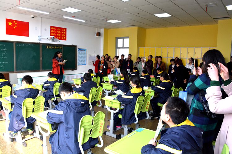 與會(huì)代表觀(guān)摩外教上課.JPG
