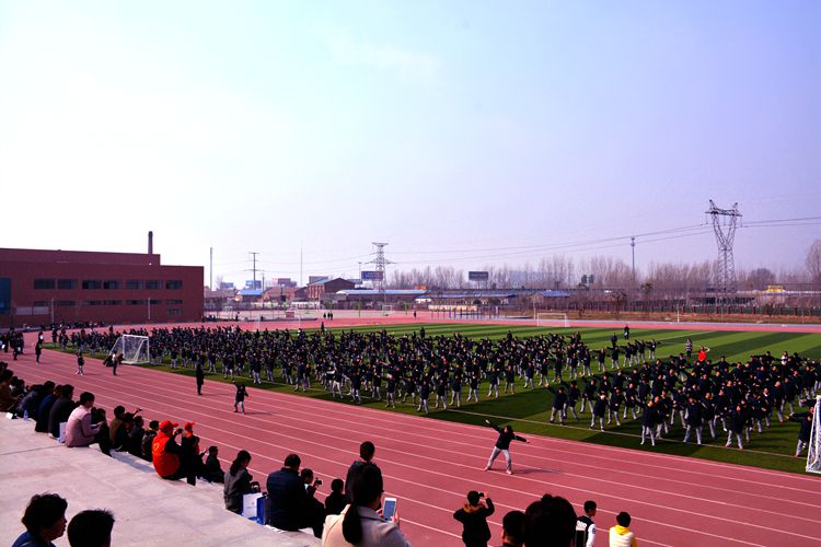 與會(huì)代表觀(guān)摩我校學(xué)生武術(shù)操表演.JPG